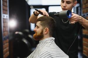 fermer, Maître coiffeur Est-ce que coiffure et style avec les ciseaux et peigne. concept salon de coiffure photo