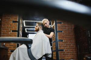 fermer, Maître coiffeur Est-ce que coiffure et style avec les ciseaux et peigne. concept salon de coiffure photo