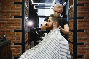 fermer, Maître coiffeur Est-ce que coiffure et style avec les ciseaux et peigne. concept salon de coiffure photo