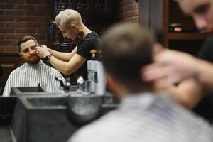 fermer, Maître coiffeur Est-ce que coiffure et style avec les ciseaux et peigne. concept salon de coiffure photo