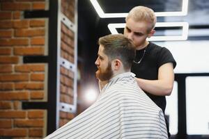 fermer, Maître coiffeur Est-ce que coiffure et style avec les ciseaux et peigne. concept salon de coiffure photo