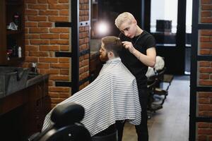 fermer, Maître coiffeur Est-ce que coiffure et style avec les ciseaux et peigne. concept salon de coiffure photo