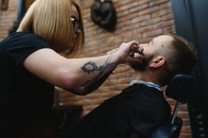 client pendant barbe rasage dans coiffeur magasin photo