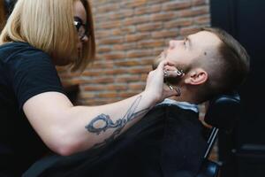 client pendant barbe rasage dans coiffeur magasin photo