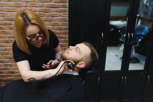 client pendant barbe rasage dans coiffeur magasin photo