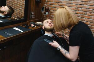 client pendant barbe rasage dans coiffeur magasin photo