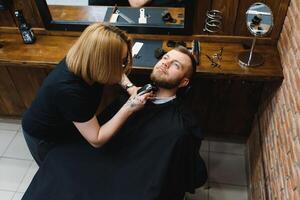 client pendant barbe rasage dans coiffeur magasin photo