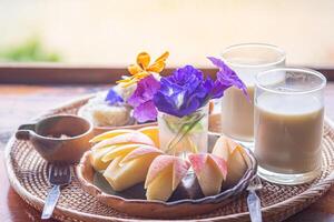 fermer de des fruits ensemble et soja Lait dans une verre mis sur une en bois tableau. casse-croûte ensemble pour après petit déjeuner. concept de nourriture en bonne santé et relaxation photo