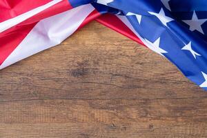 Haut vue de le américain drapeau sur une en bois Contexte avec copie espace pour texte. 4e de juillet indépendance journée. célébrer américain nationale journée. la main d'oeuvre journée. Mémorial journée photo