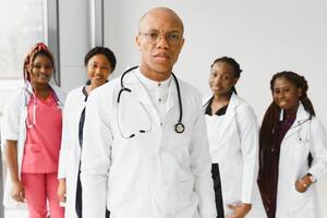 sur de soi africain médical médecin et collègues portrait dans hôpital. photo