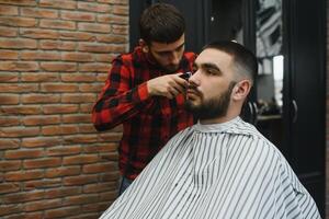 barbu homme, barbu Masculin. ancien salon de coiffure, rasage. portrait de élégant homme barbe. coiffeur les ciseaux et tout droit le rasoir, coiffeur magasin. barbe coiffant. La publicité coiffeur magasin concept. noir et blanche. photo