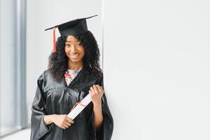 Joyeux étudiant diplômé afro-américain avec diplôme à la main photo