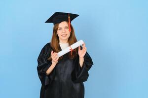 magnifique femme portant l'obtention du diplôme casquette et la cérémonie peignoir en portant diplôme à la recherche positif et content permanent et souriant avec une sur de soi sourire. photo