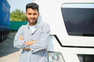 Jeune Indien homme permanent par le sien camion. le concept de cargaison transport. photo