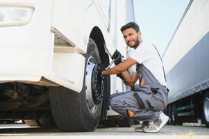 Indien mécanicien se dévisse roue un camion pneumatique clé photo