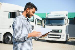 logistique, livraison voiture et homme avec presse-papiers formalités administratives ou liste de contrôle pour action, produit Distribution ou livraison Info. la fourniture chaîne industrie, courrier un service et content van ou un camion chauffeur travail photo