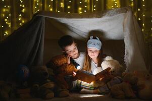 peu les enfants en train de lire heure du coucher récit à Accueil photo