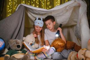 peu les enfants en train de lire heure du coucher récit à Accueil photo