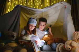 peu les enfants en train de lire heure du coucher récit à Accueil photo