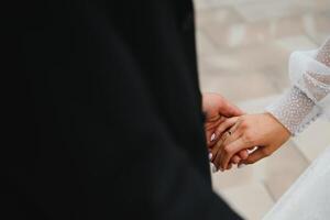 mains de le la mariée et jeune marié fermer. photo