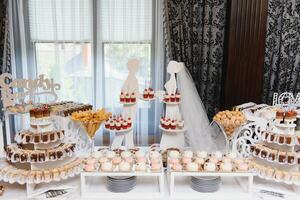 divers dessert avec Frais fruit sur buffet doubler, doux. photo