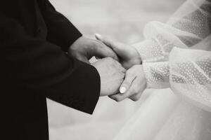 mains de le la mariée et jeune marié fermer. photo