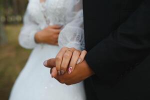 mains de le la mariée et jeune marié fermer. photo