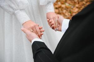 mains de le la mariée et jeune marié fermer. photo