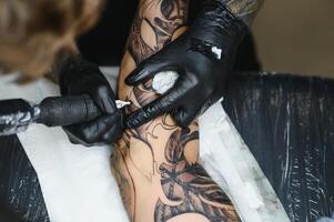 professionnel tatouage artiste travail dans le sien tatouage studio. photo