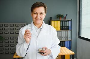 portrait de expérimenté retraité retraité infection spécialiste femme consulter couronne virus patient tenir pilules verre l'eau porter stéthoscope. photo