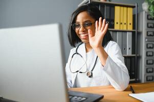 africain femelle médecin faire en ligne télémédecine appel consulter patient. afro américain noir femme thérapeute parlant à caméra dans éloigné conférence discuter. webcam voir, visage photo du visage.