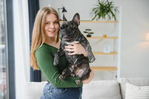 Jeune femme avec sa chien à maison. charmant animal de compagnie photo