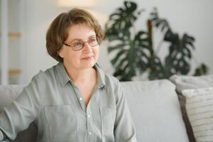 fermer portrait de plus âgée femme portant lunettes. photo