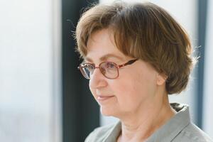 portrait de Beau grand-mère à maison. photo