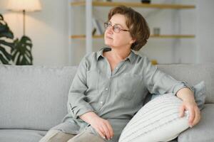 fermer portrait de une plus âgée femme à Accueil photo