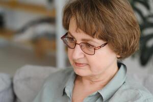 portrait de une souriant personnes âgées femme. photo