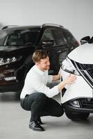 homme achat une voiture à une salle d'exposition photo