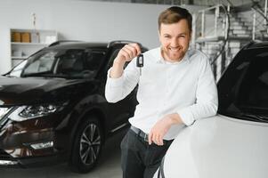 homme adulte client Masculin acheteur client choisit auto veut à acheter Nouveau voiture toucher vérifier voiture dans salle d'exposition véhicule salon concession boutique moteur spectacle intérieur. Ventes concept photo