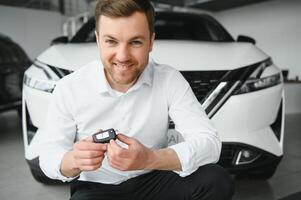 homme adulte client Masculin acheteur client choisit auto veut à acheter Nouveau voiture toucher vérifier voiture dans salle d'exposition véhicule salon concession boutique moteur spectacle intérieur. Ventes concept photo