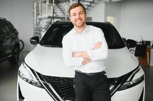 homme achat une voiture à une salle d'exposition photo