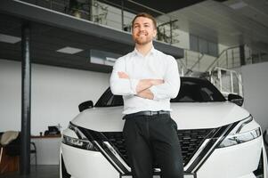 homme achat une voiture à une salle d'exposition photo