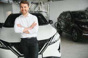 Jeune Beau homme à spectacle pièce permanent près voiture photo