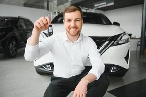 homme achat une voiture à une salle d'exposition photo