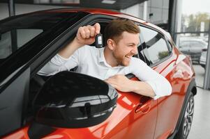 homme adulte client Masculin acheteur client choisit auto veut à acheter Nouveau voiture toucher vérifier voiture dans salle d'exposition véhicule salon concession boutique moteur spectacle intérieur. Ventes concept photo