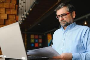 homme en utilisant portable dans café bar photo