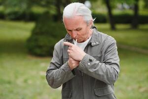 italien homme fumeur sur le rue photo