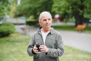 plus âgée homme avoir bien temps dans le parc photo