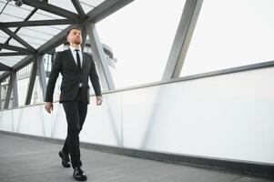 portrait de un Beau homme d'affaire dans un Urbain réglage photo