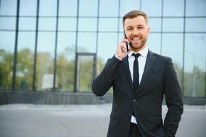 portrait de une souriant homme d'affaire dans une moderne affaires environnement photo