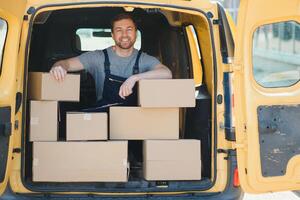 livraison un service employé. portrait de homme travail dans livraison service. portrait de courrier avec boîte. courrier suivant à minibus. livraison un service carrière. photo